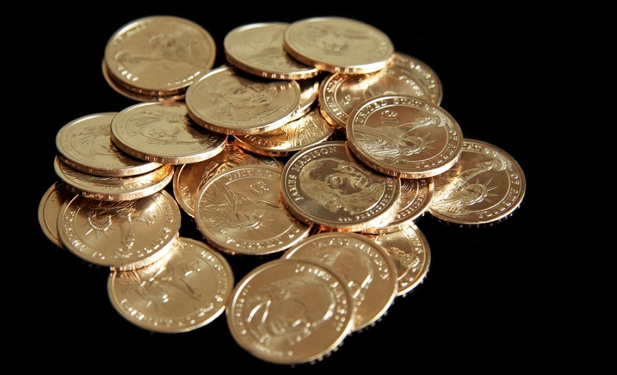 What factors affect the value of gold quarters
